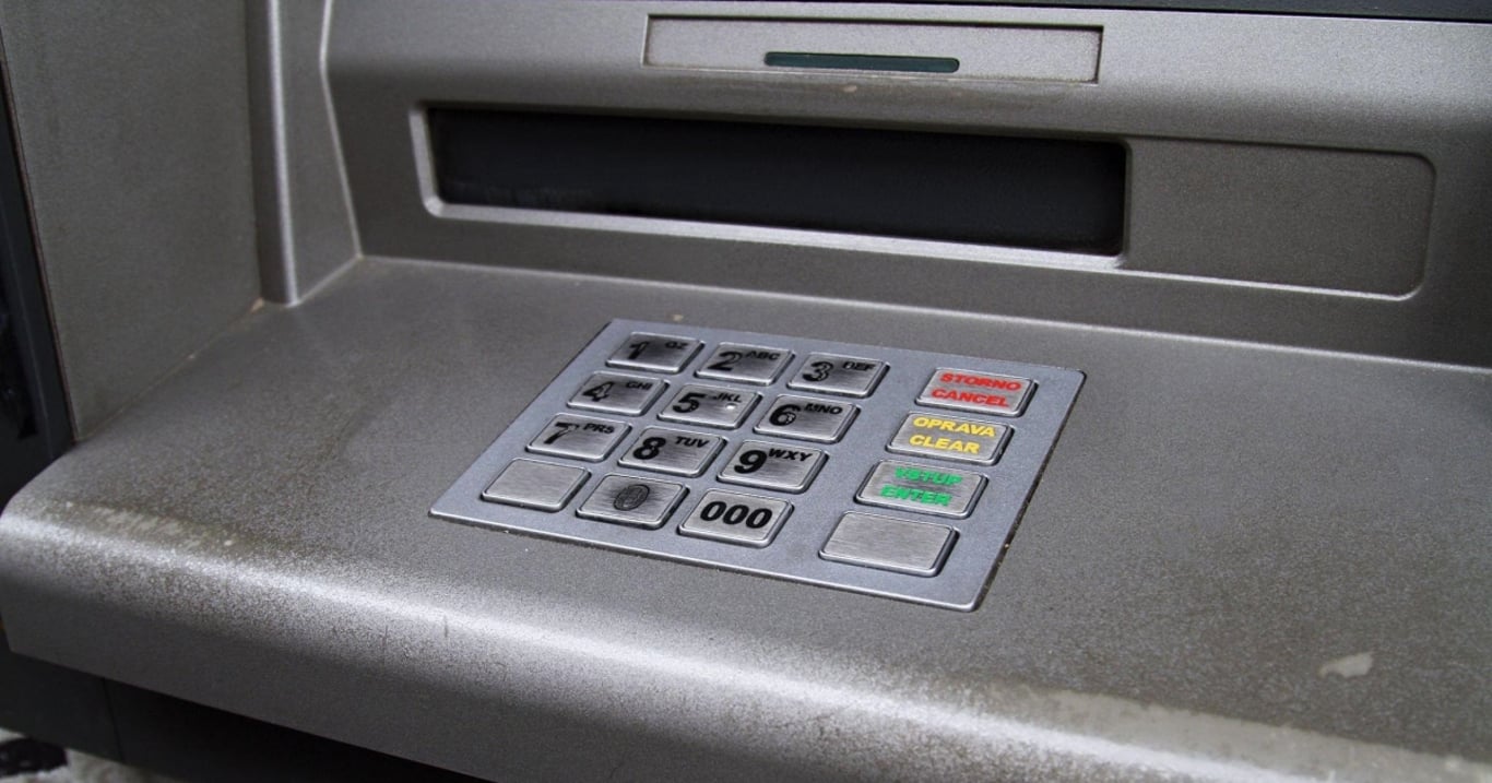 Podvodníci objevili novou metodu, jak okrádat lidi. Stačí jim k tomu jen drobná úprava bankomatu