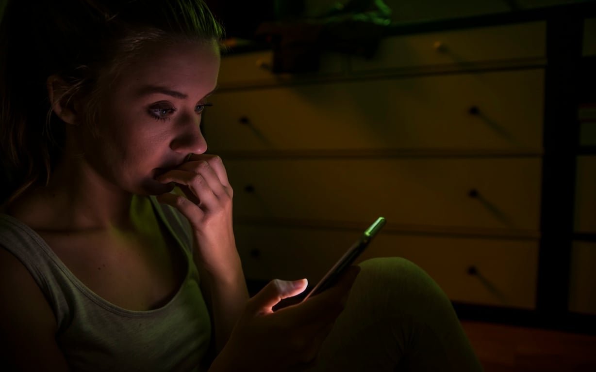 Přítelkyně mu kontroluje telefon, sleduje ho a špehuje. To, jak na to reagoval, překvapilo i jeho nejbližší přátele