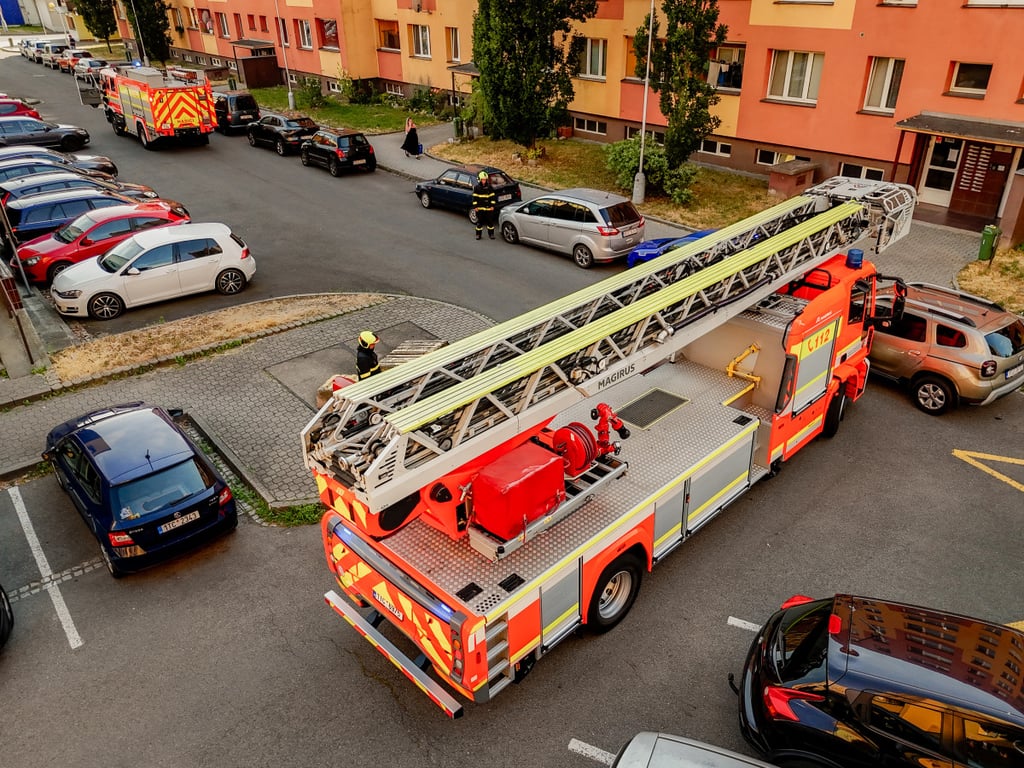Často jde o centimetry, říkají hasiči k parkování na sídlištích ve Frýdku-Místku