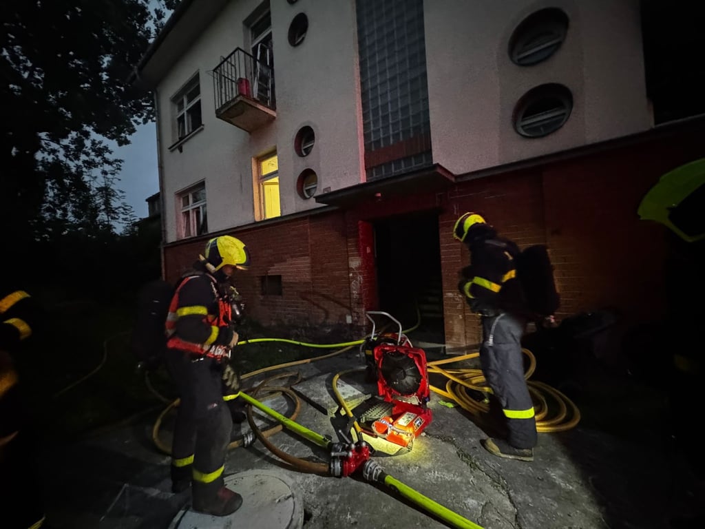 V noci hořel byt v Ostravě, hasiči ze zakouřených prostor zachránili tři osoby