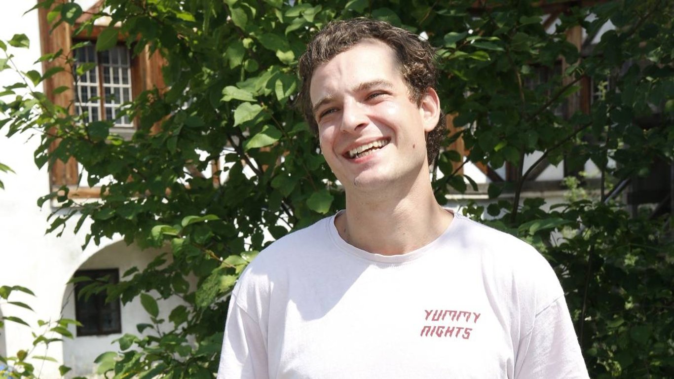 Cyril Dobrý je synem slavného herce. Nedokončil gymnázium ani DAMU a je z něj truhlář