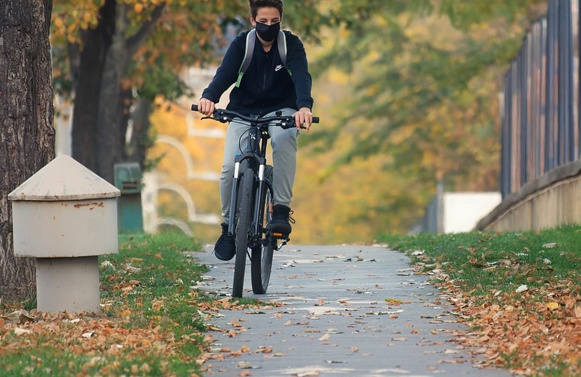 Muž na kole s rouškou