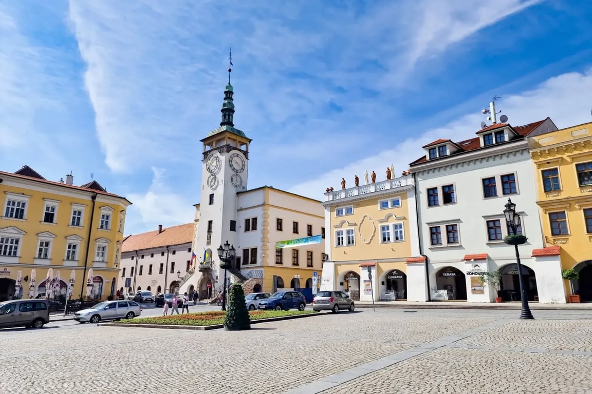 Češi se mačkají na předraženém Václaváku, ale nejkrásnější náměstí Moravy nikdy neviděli. Poznáte ho z fotky?