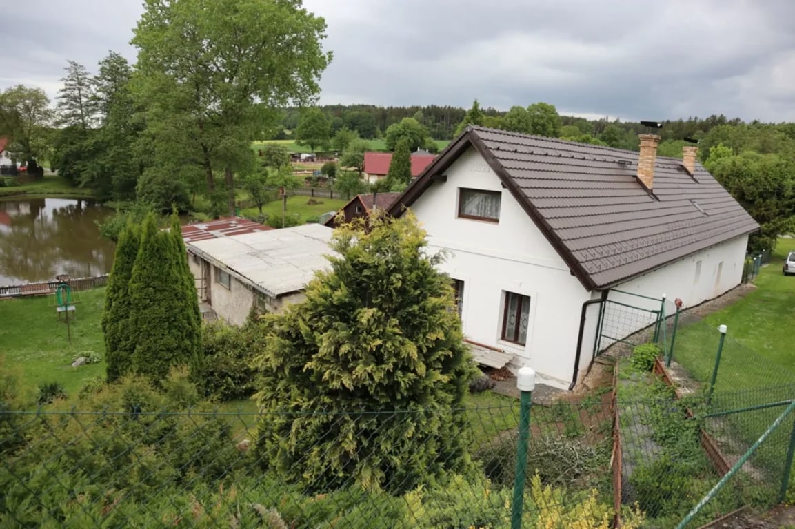 Rodinný dům se zahradou a výhledem na rybník, nabízený k prodeji státem přes ÚZSVM