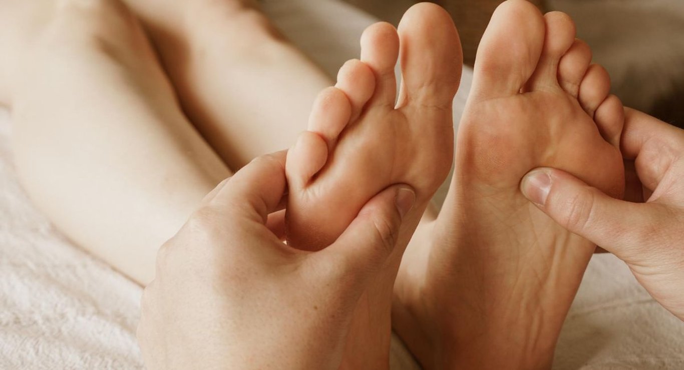 Akupresura je staré umění, které funguje i dnes. Jeden bod na noze dokáže víc než tisíc léků