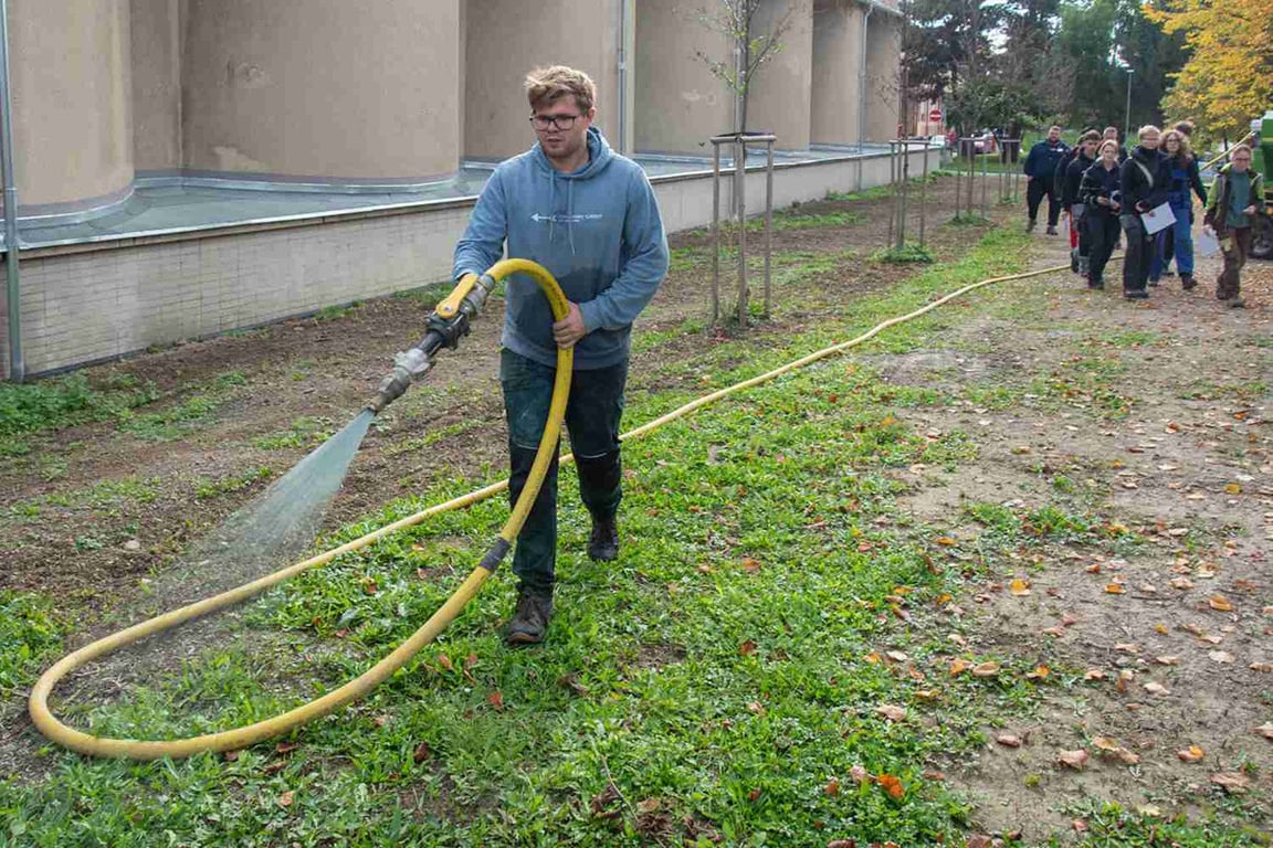Moderní a účinná cesta k zeleni. FN Olomouc zkrášluje areál pomocí hydroosevu