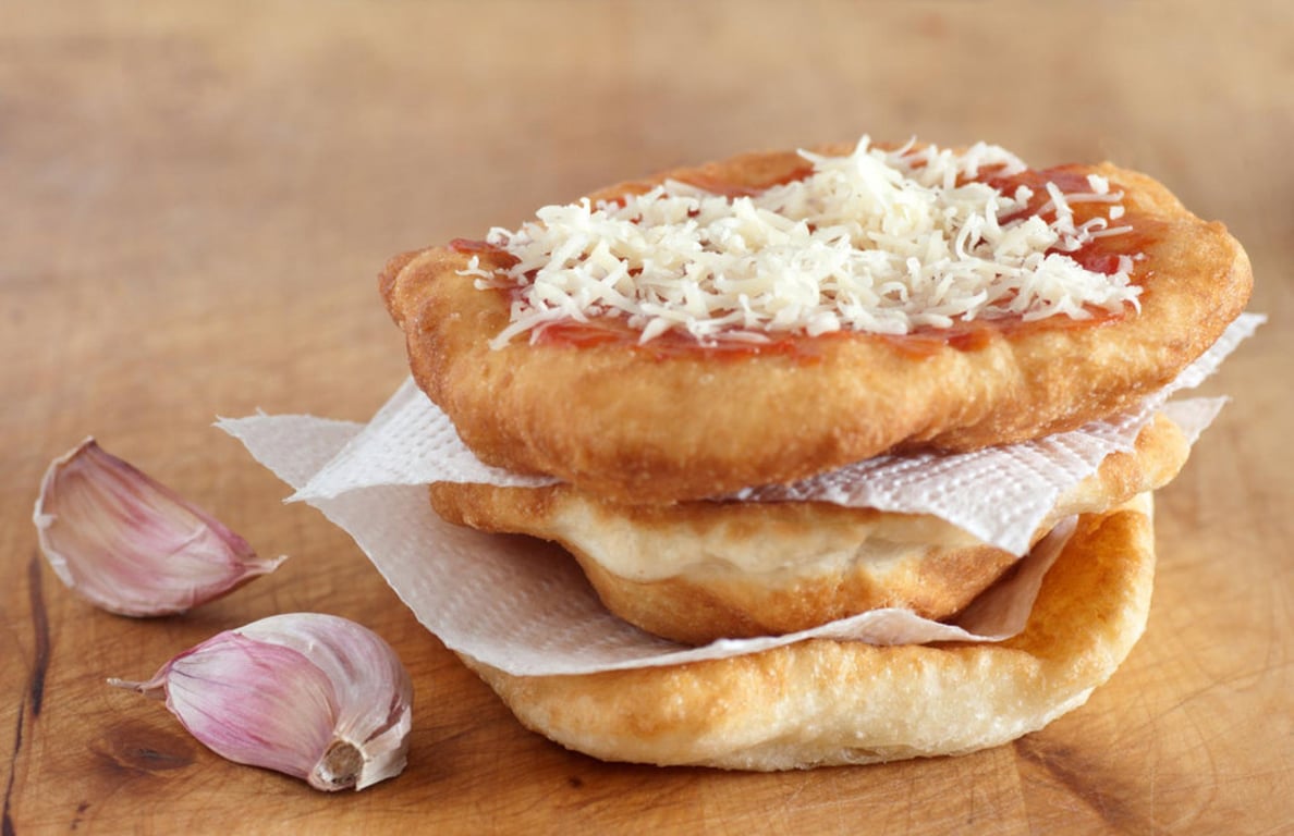 Recept na maďarské langoše ze zakysané smetany si zamilujete. Jsou křupavé a nadýchané, jiné už dělat nebudete