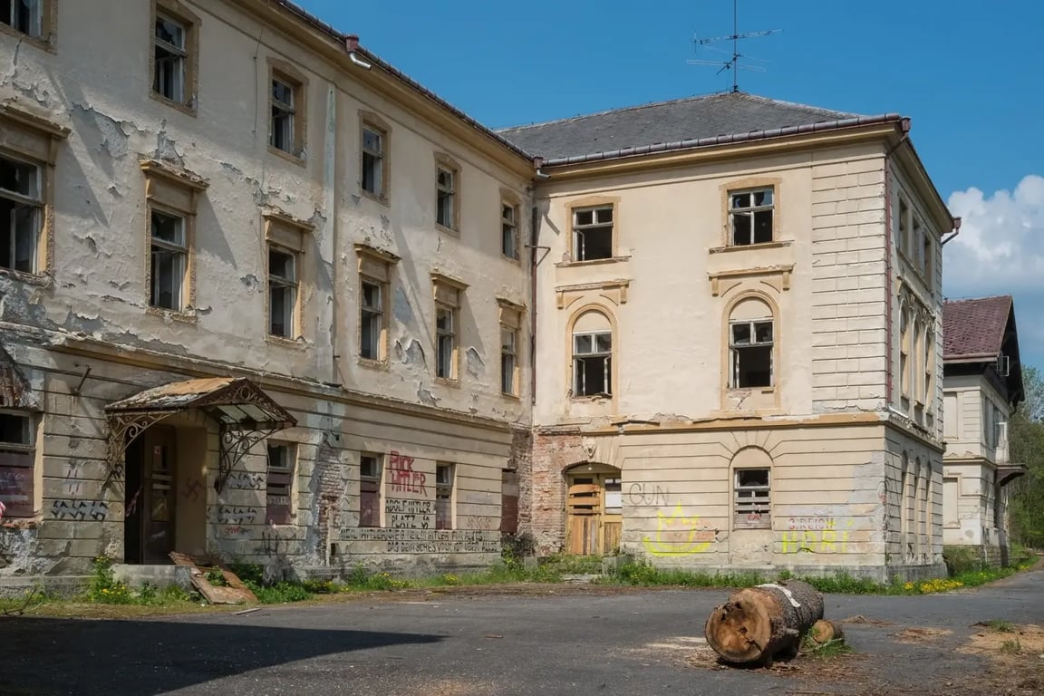 chátrající jánské koupele