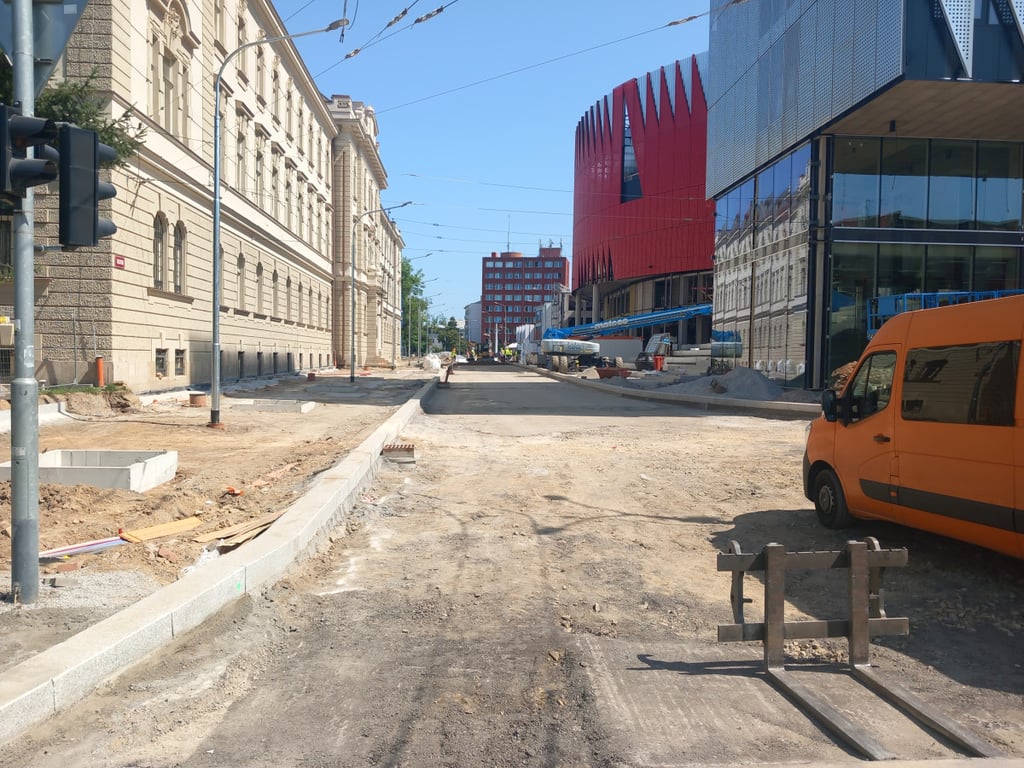 Tolstého ulici svírají uzavírky, řeší se termín otevření úseku před arénou