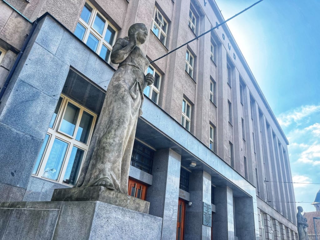 Soud začal řešit s vyloučením veřejnosti vraždu dvou prodavaček v Hradci