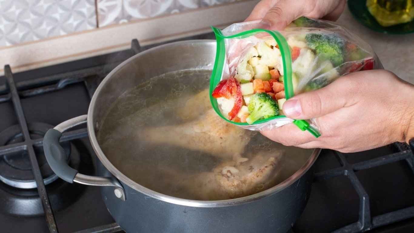 Dlouho jsem nechápala, proč má babiččin vývar tak čirou barvu. Tajemství spočívalo v jedné nenápadné přísadě