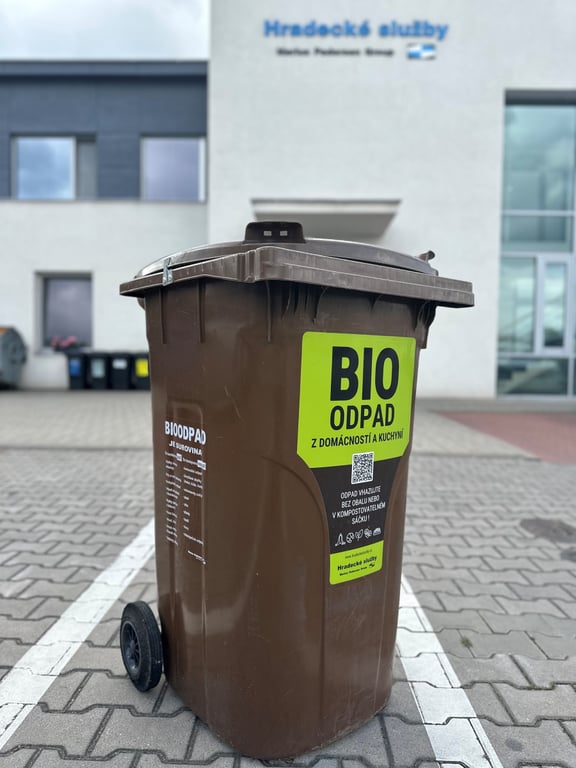 Nádoba na kuchyňský bioodpad -ze strany(foto Hradecké služby)