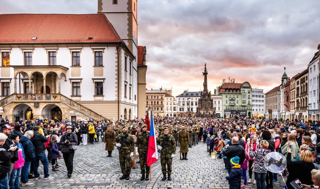 Olomoucí projde lampionový průvod, sváteční událost odkloní z centra tramvaje