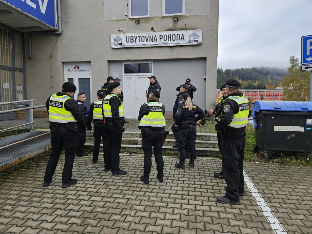 Rozsáhlá kontrola ubytoven v Jablonci, policisté vypátrali celostátně hledaného
