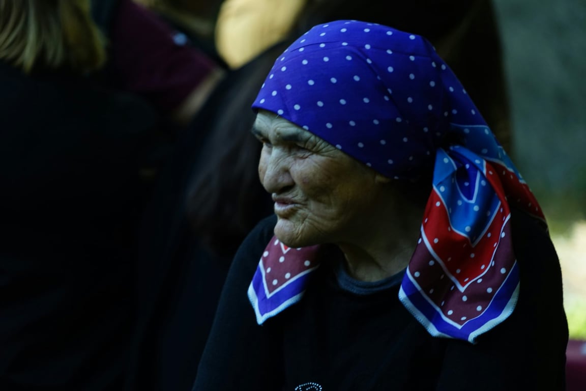 Módní trend z Ruska, který milují české seniorky, ale je dávno zastaralý. Přidává kila i roky