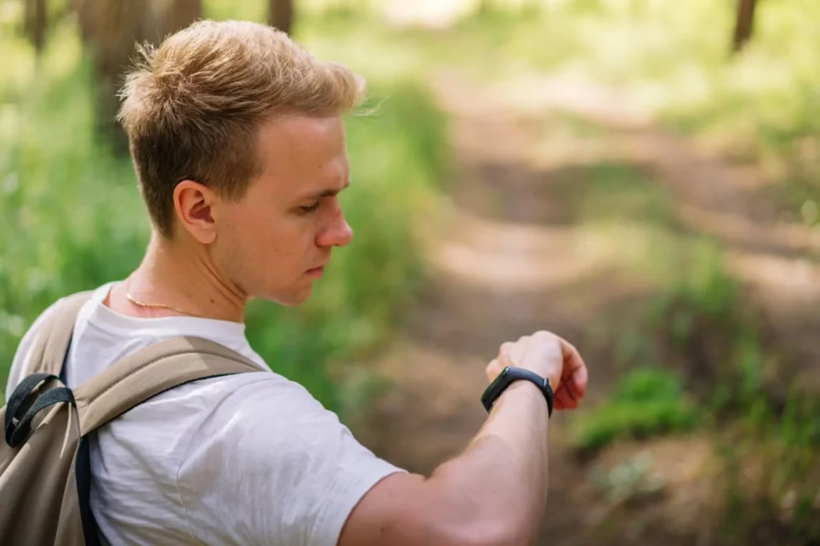 muž si počítá kroky na hodinkách