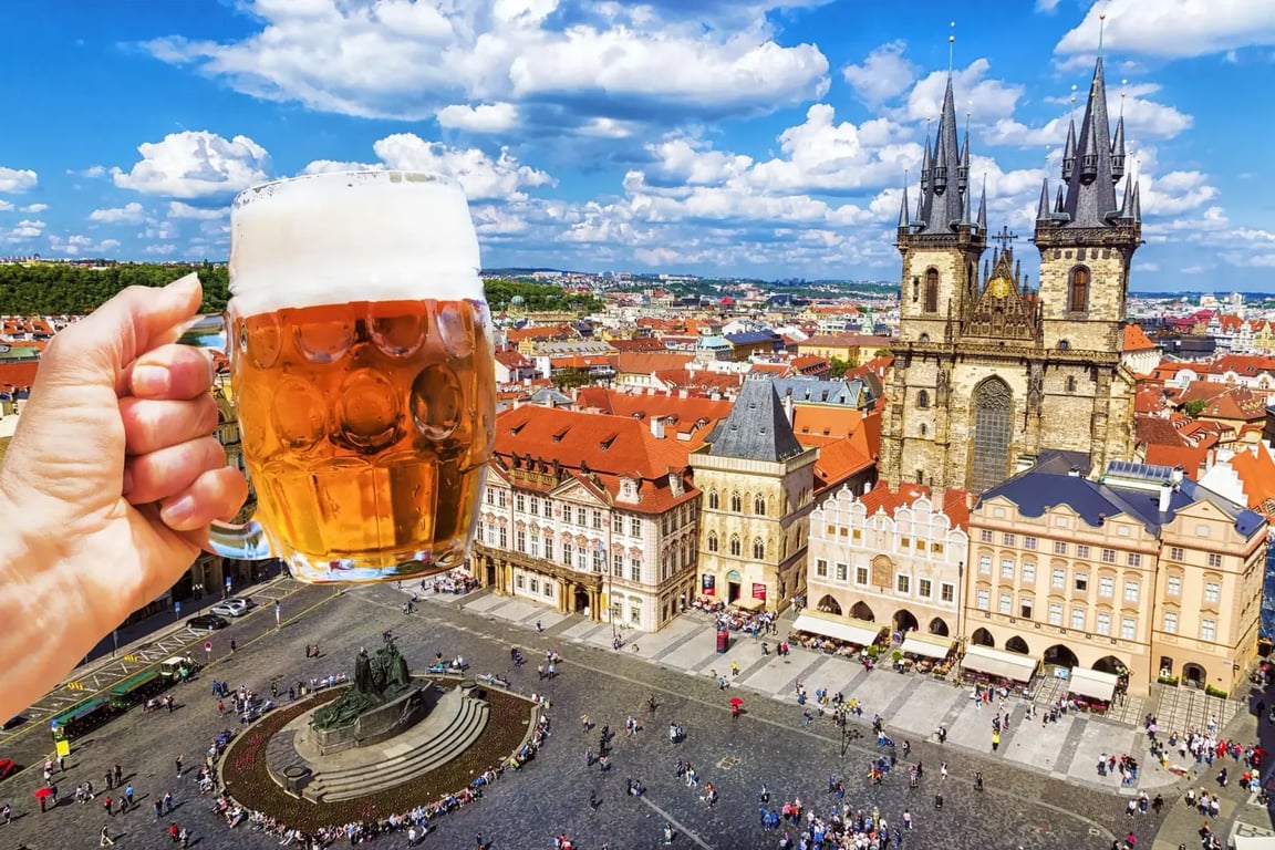 půllitr piva před obrázkem Prahy
