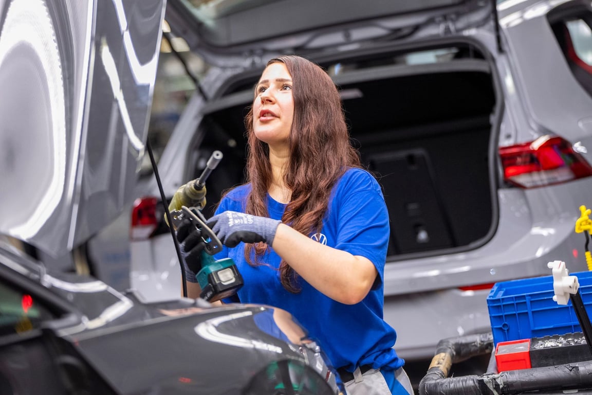 Čína drží Evropu pod krkem. Automobilkám sebrala důležité čipy, VW už omezuje výrobu