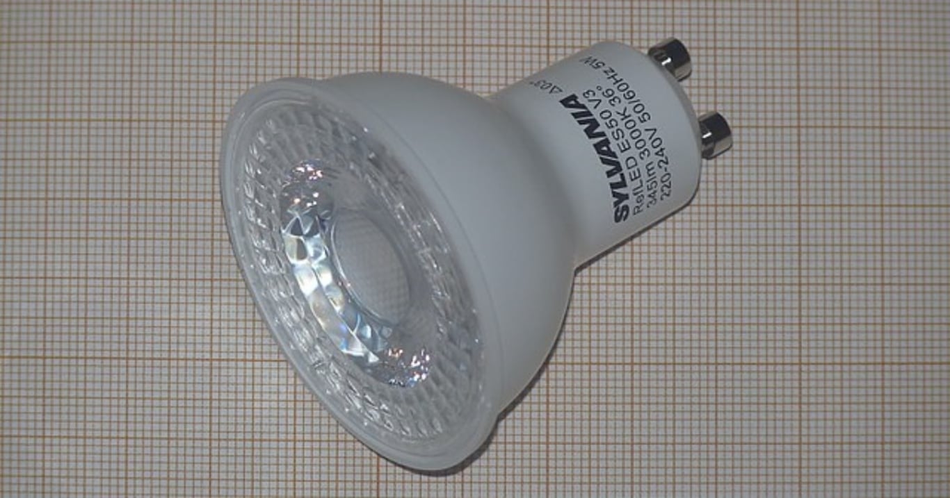 Vysvícená LED žárovka nemusí končit v odpadu. Jednoduchým postupem ji během chvíle znovu rozsvítíte