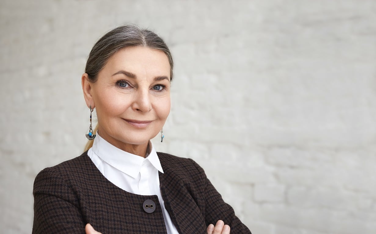 Trik s účesem, který k nám přišel z Anglie. Ubírá seniorkám roky v obličeji a zeštíhluje je
