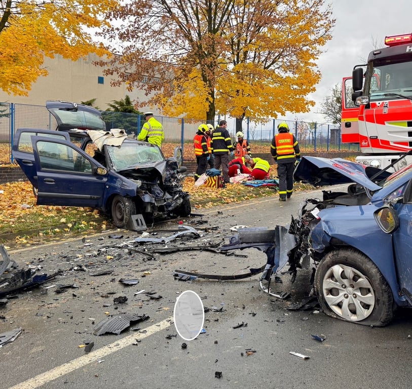 FOTO: Tři zranění při vážné nehodě na Bruntálsku. Na místo letěl i vrtulník