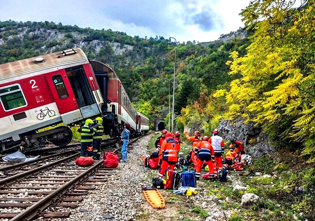 Na Slovensku se srazily rychlíky, zraněných je přes sto. Nejspíš selhal strojvůdce