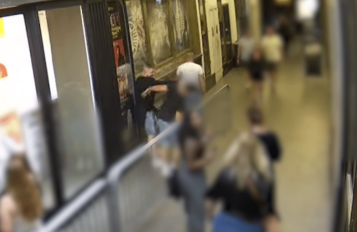 VIDEO: Muž při hádce v centru Prahy zlomil druhému čelist, hrozí mu tři roky vězení
