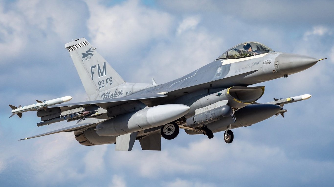 Americká F-16 může někdy ruský S-400 maximálně poškodit – sama to od něj ale může tvrdě schytat až na 400 km