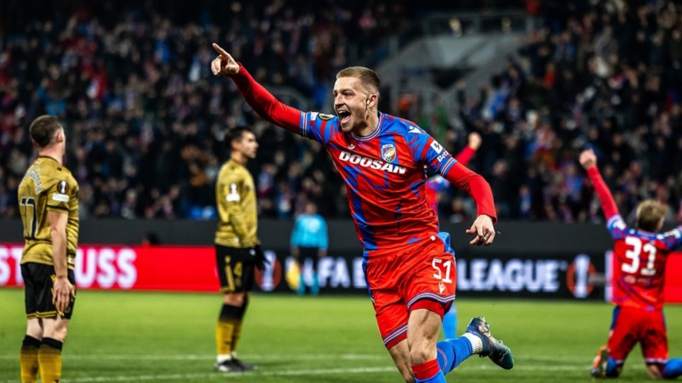 Český reprezentant prodával v obchodě kopačky, teď má smlouvu za miliony