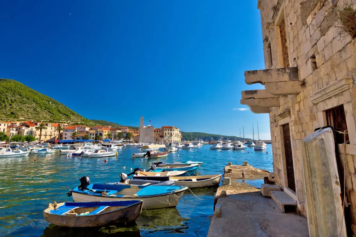 Sedl si na schody kostela, aby si dal housku. Policie v Dubrovníku mu dala pokutu vyšší než celý oběd!