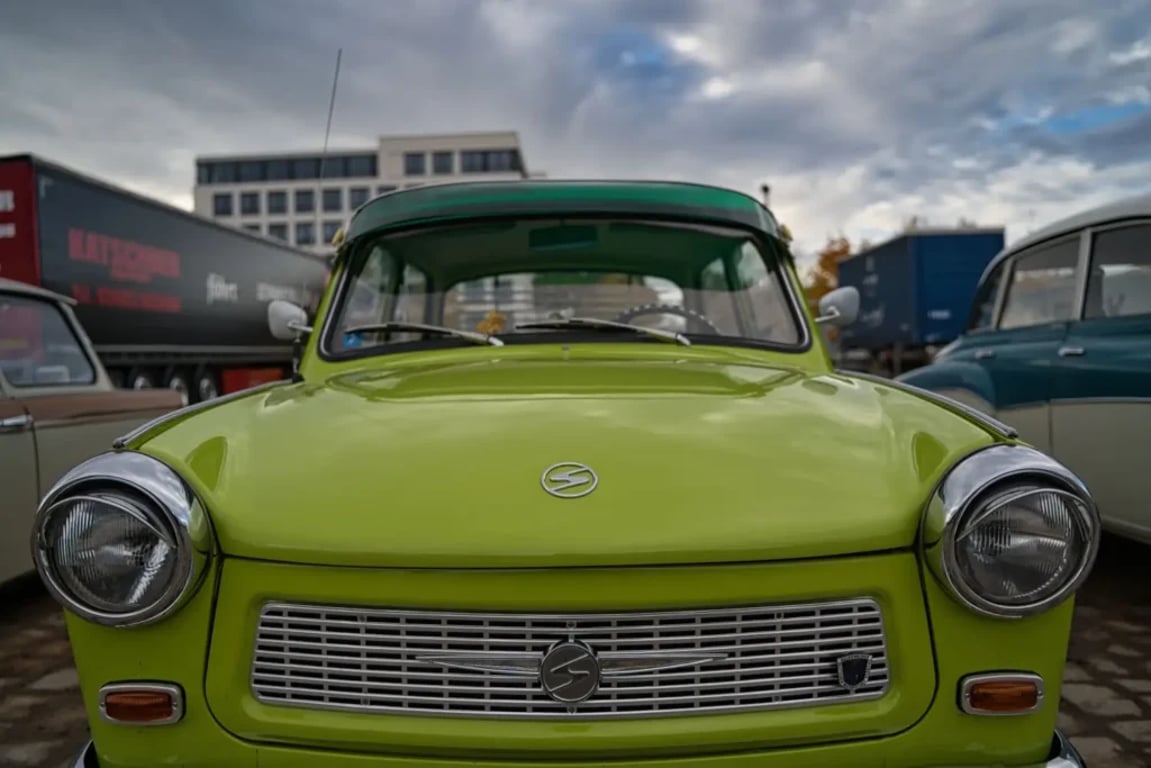 Detailní pohled na zelený vůz Trabant 601