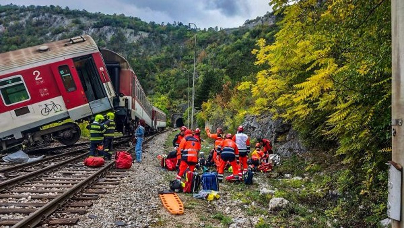 Na východním Slovensku se srazily dva rychlíky, za nehodu může nejspíš chyba strojvedoucího