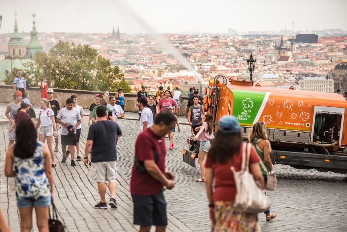Magistrát ulice v horku kropit nenechá, Praha 1 tím pověřila dobrovolné hasiče
