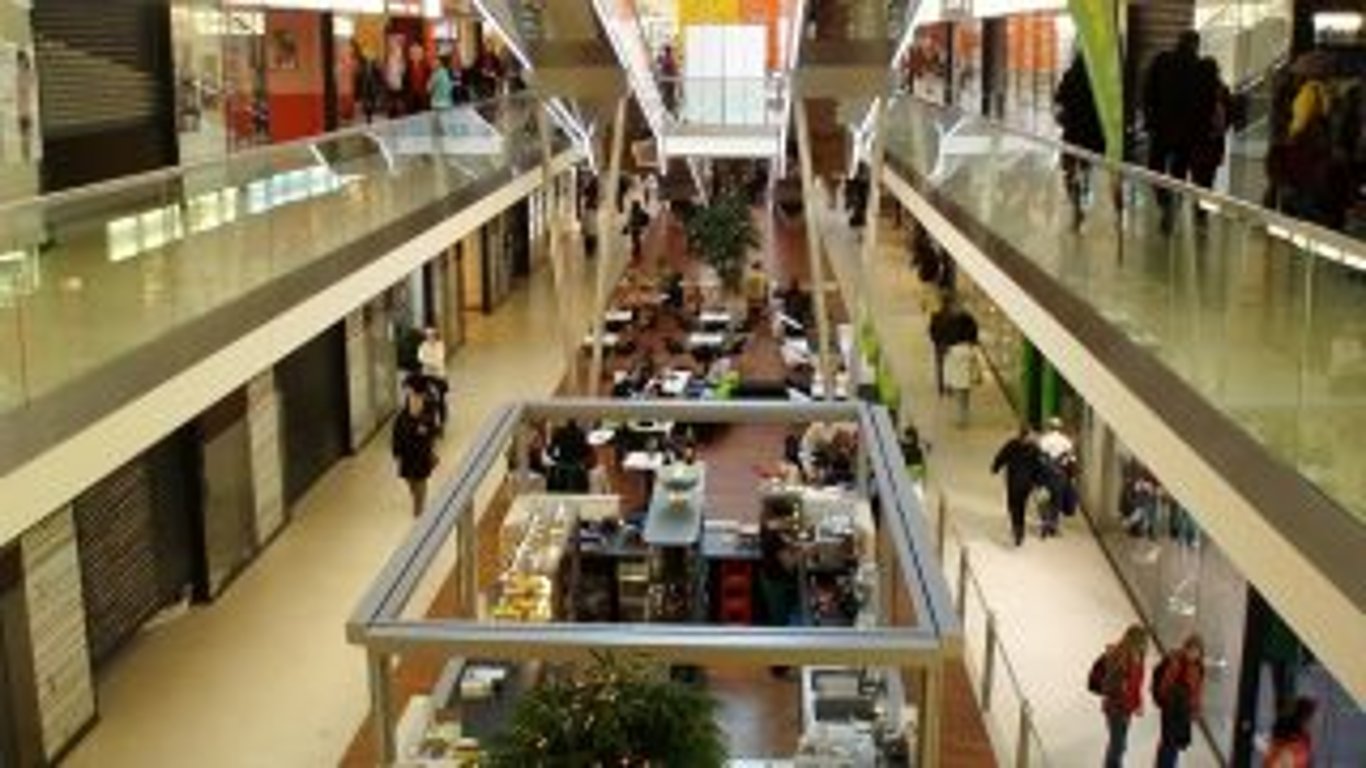 Obchodní domy si účtují peníze už i za základní lidskou potřebu. Zákazníci jsou vytočeni do běla