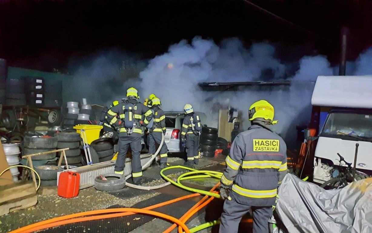Ohnivá noc na Brněnsku. Hasiče zaměstnaly hned tři požáry, škody jsou v milionech