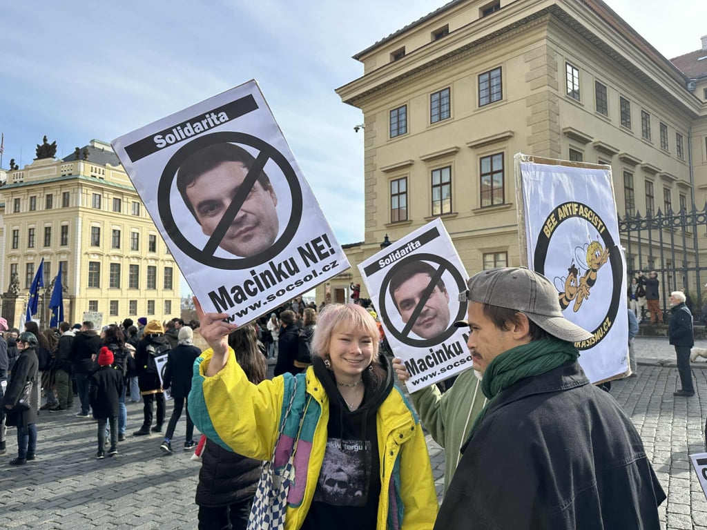 VIDEO: Macinku nechceme. Na Hradčanském náměstí protestovaly tisíce lidí