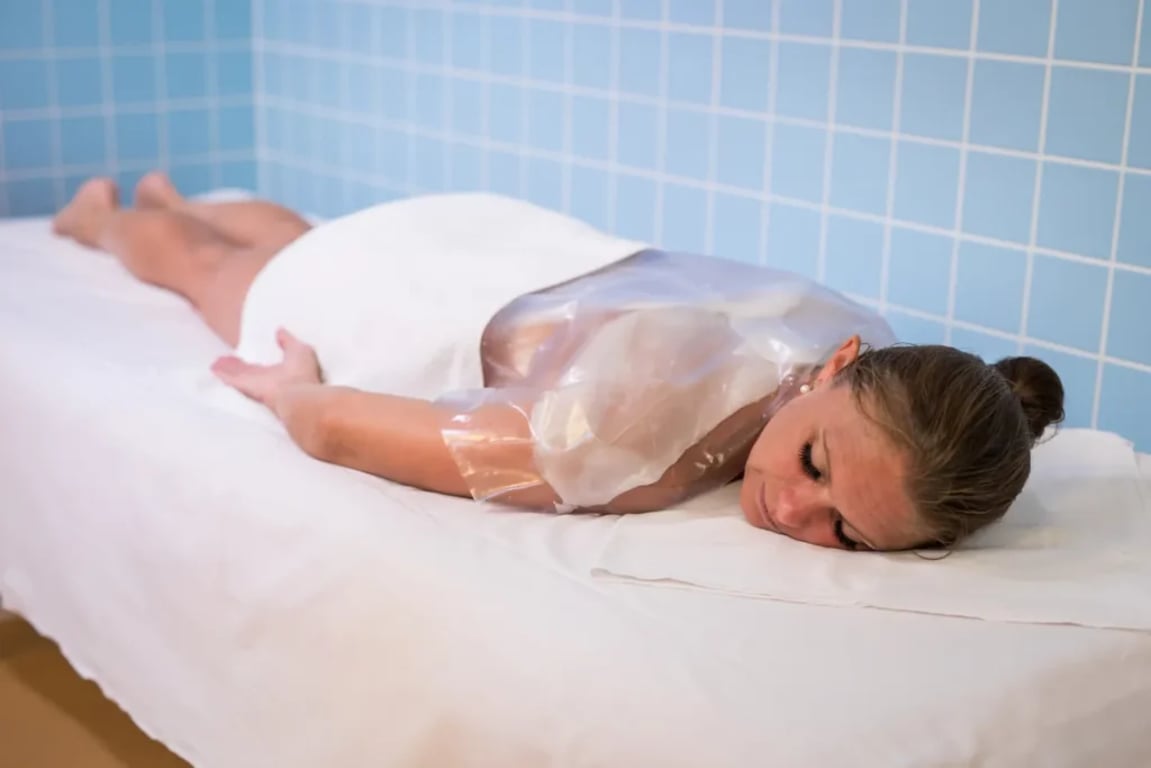 žena podstupující parafínový zábal 