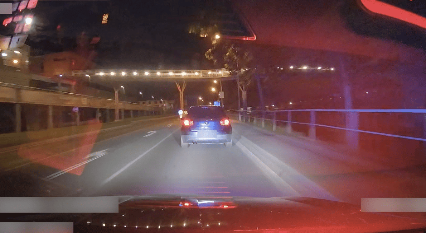 VIDEO: Řidič s pozitivním testem na drogy ujížděl policistům z Varů až do Chodova