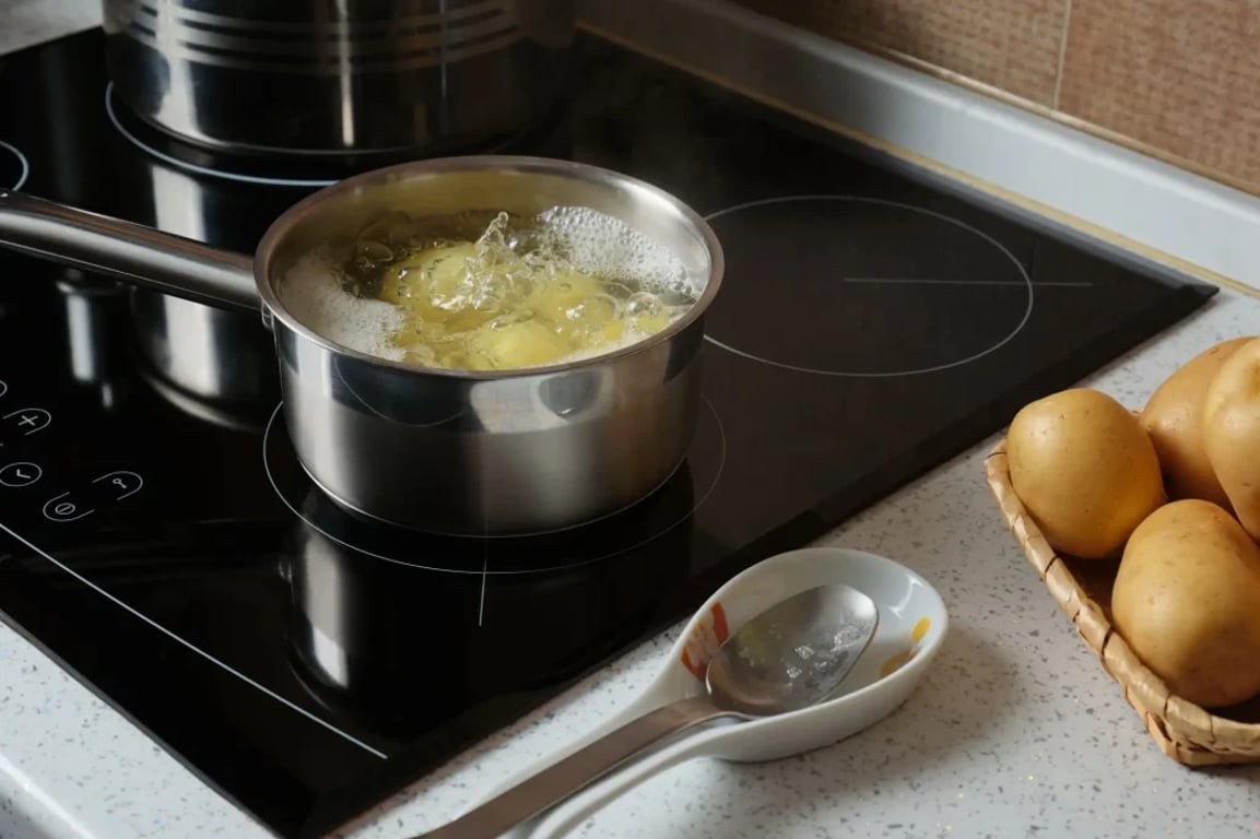 brambory se vaří ve vodě na plotně