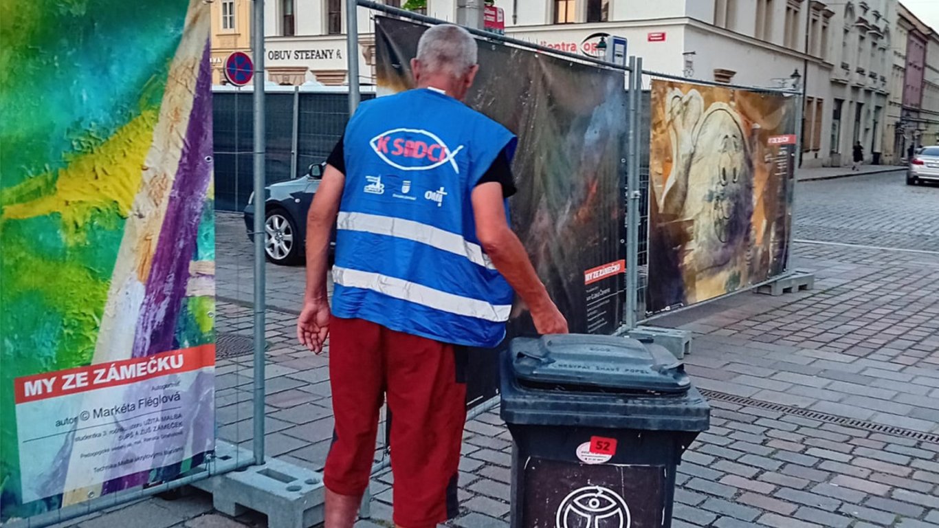 Desítky bezdomovců pomáhají s úklidem a tříděním odpadu během festivalu Na ulici