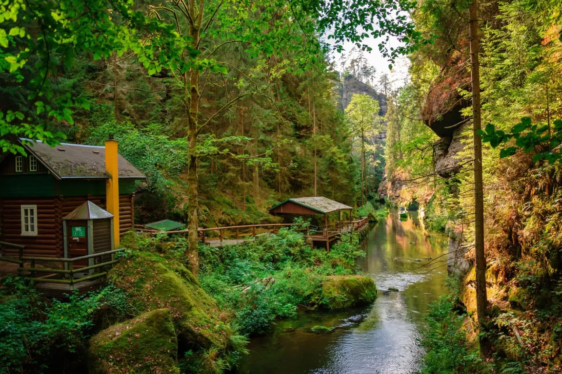 Nejkrásnější místo Česka se po ničivém požáru nakrátko otevřelo. Nápor turistů je obrovský, opět zavírá už 2. listopadu
