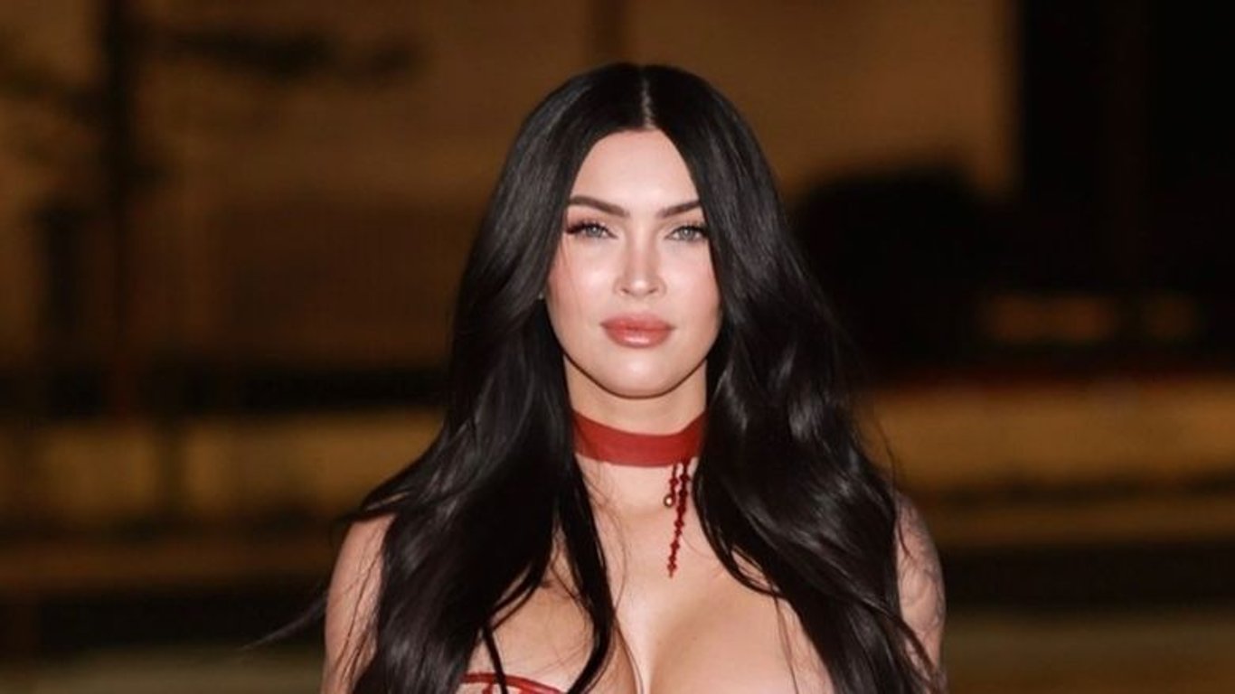 Extrémně nebezpečná Megan Fox: V korzetu s pramínky krve předvedla nadupaný výstřih