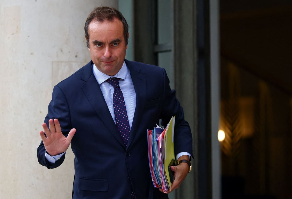 Francouzský premiér Lecornu po necelém měsíci nečekaně podal demisi, Macron ji přijal