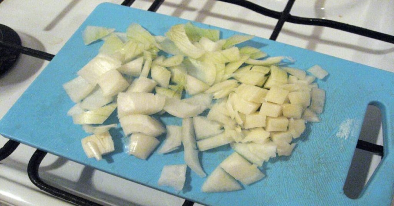 Při krájení cibule už zásadně nepláču. Od té doby, co mi babička ukázala tuto fintu, mám vše hotovo 2x rychleji