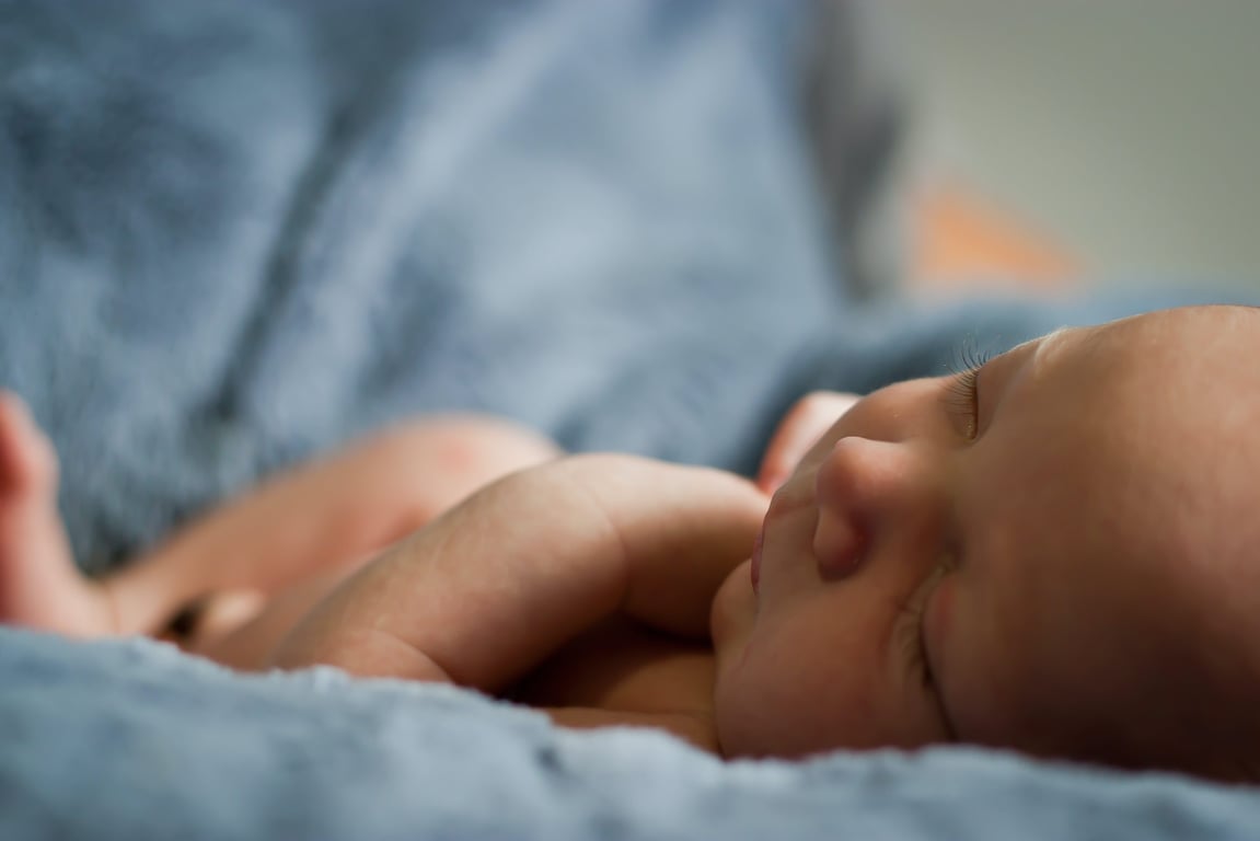 Zabalený jenom v hadrech, nevykoupaný a neošetřený. Do českolipského babyboxu někdo odložil chlapečka