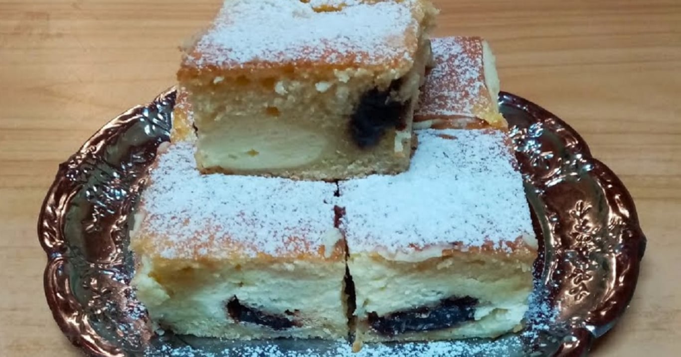 Konečně jsem našla recept na tvarohové řezy s povidly podle naší tetičky z Moravy – chutnají božsky a vždy se po nich jen zapráší