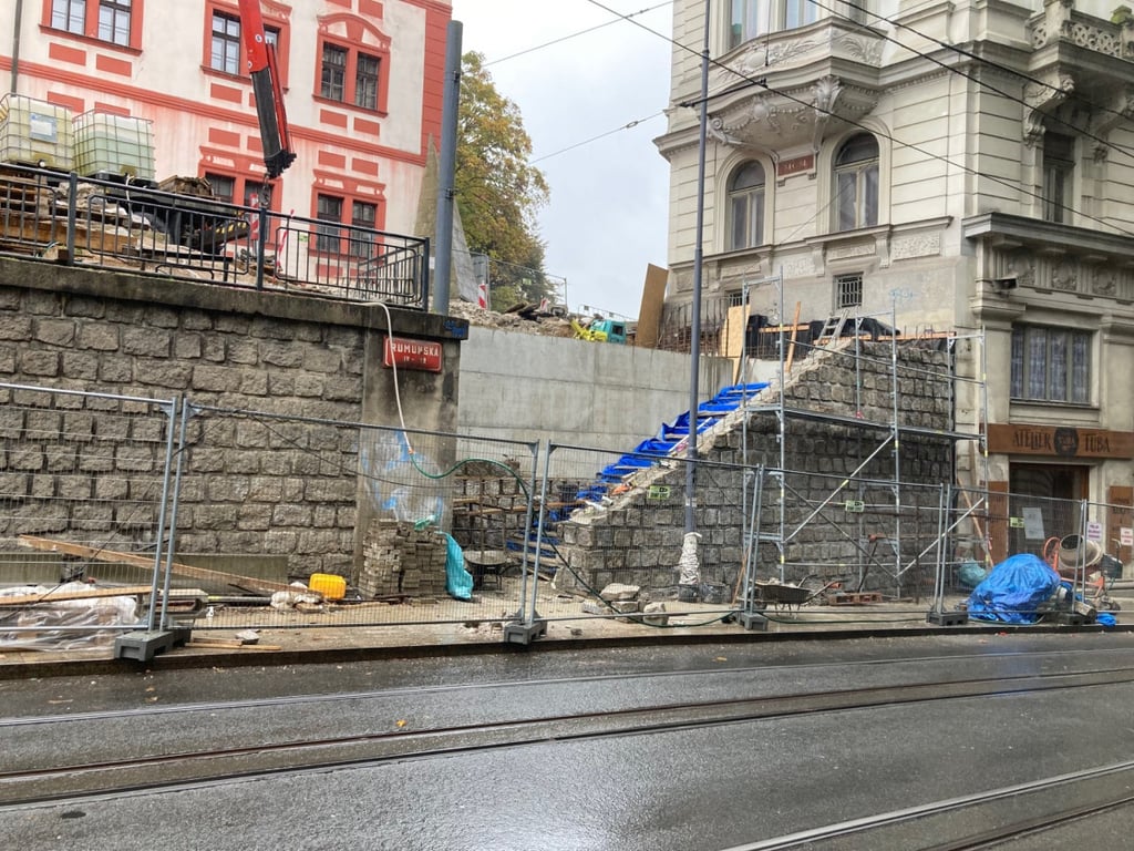 Omezení kvůli opravě schodiště u libereckého zámku potrvá až do konce listopadu