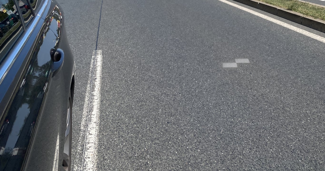 Bílé čtverce se zjevily na českých silnicích a řidiči nevědí, co značí. Kdo za ně může dostat pokutu nebo horší trest?