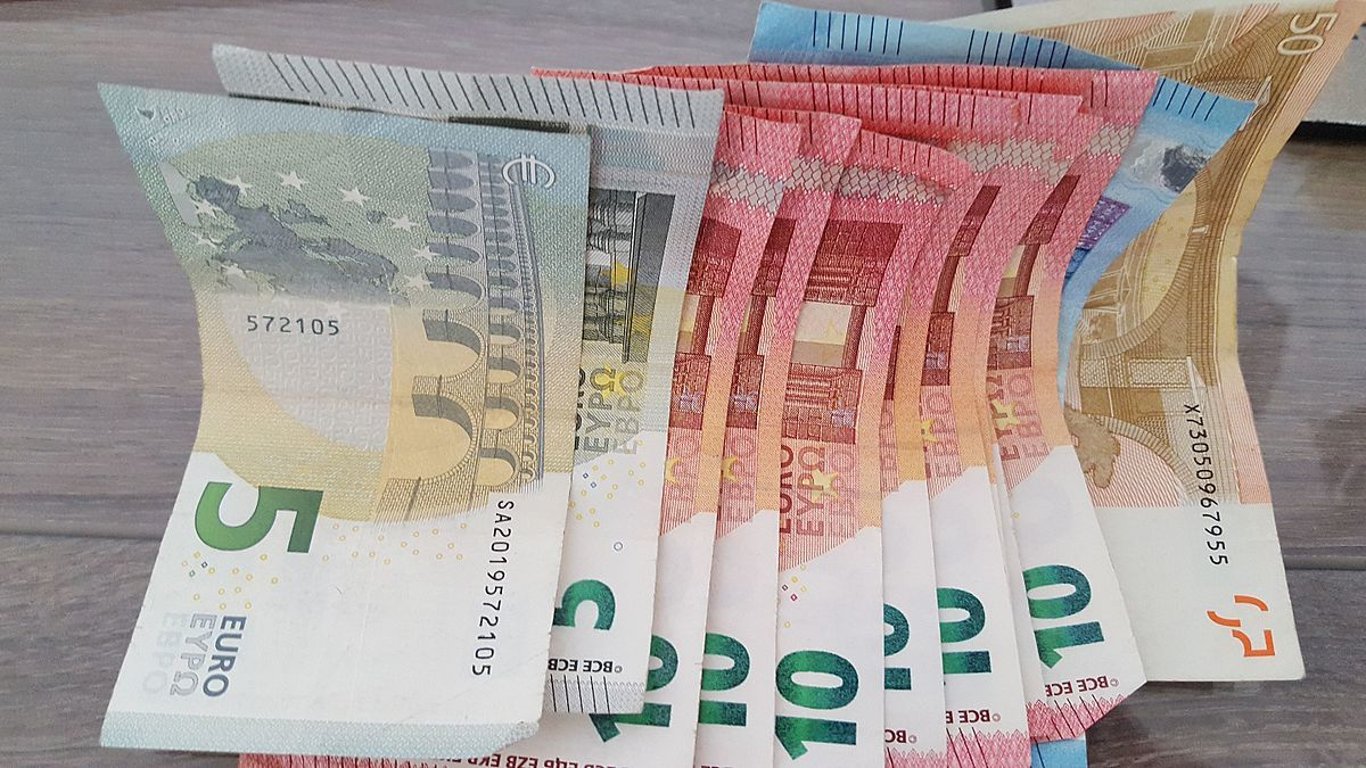 Jak to vypadá se zavedením eura v Česku. Má to své výhody i nevýhody, většina lidí je ale proti