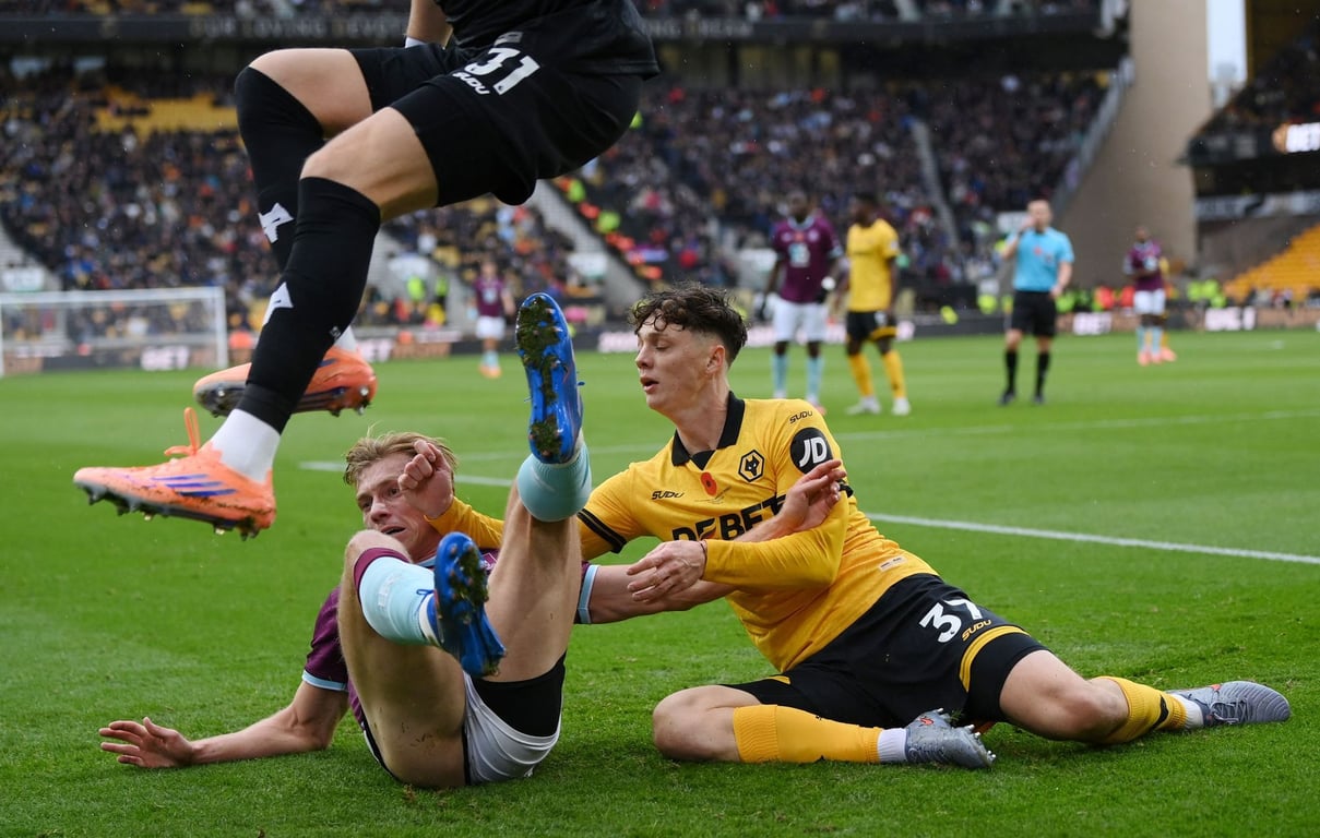 Krejčí akrobaticky přihrál na gól, ale Wolverhampton padl trefou v nastavení